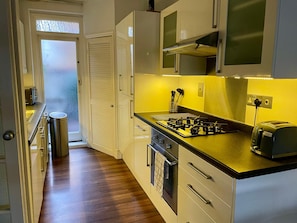 Frigorifero, microonde, forno, piano cottura