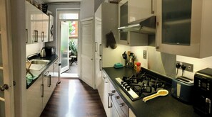 Fridge, microwave, oven, stovetop - Quiet one-bedroom flat in Maida Vale (Paddington) (London)