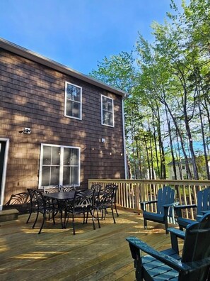 Outdoor dining - Carriage Road Cottage- Walk to Jordan Pond House (Seal Harbor)
