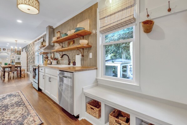 Fridge, microwave, oven, stovetop - Majestic Carriage House Minutes from Downtown (Savannah)