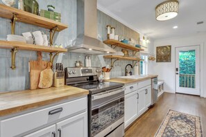 Fridge, microwave, oven, stovetop - Majestic Carriage House Minutes from Downtown (Savannah)