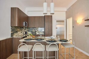 Réfrigérateur, four à micro-ondes, un four, surface de cuisson