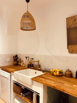 Mikrobølgeovn, ovn, kokeplater og oppvaskmaskin