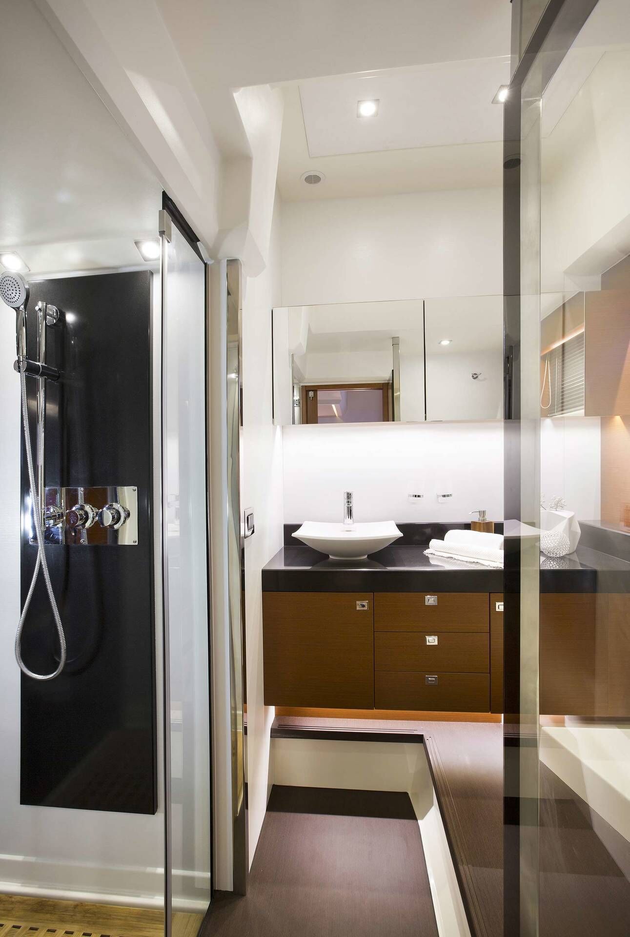 Douche, serviettes fournies, savon, papier toilette