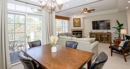 NEW LISTING - Spacious and Luxurious 2BR Condominium (WITH X2 DOUBLE BEDS IN EACH BEDROOM) Located in the gated community of Pinehurst National No. 9 with views of the 5th and 6th holes at Pinehurst National No. 9.