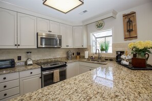 Kylskåp, mikrovågsugn, spishäll och diskmaskin