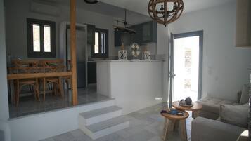 Maisonette Anemos with Panoramic View | Eget kjøkken | Minikjøleskap, mikrobølgeovn på fellesområdet og kokeplater