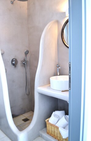 Maisonette Anemos with Panoramic View | Salle de bain | Douche, douche cascade, séchoir à cheveux, serviettes fournies