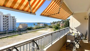 Outdoor dining - Charmant Appt de ville avec Vue mer près de Cannes (Vallauris)