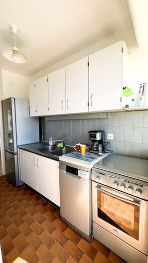 Fridge, microwave, oven, dishwasher