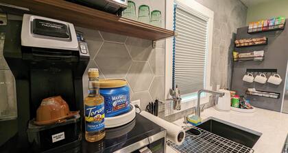 Sleek and Central Small Home ~ Close to everything