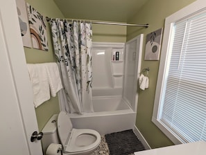Secadora de cabello, bidet, toallas, jabón