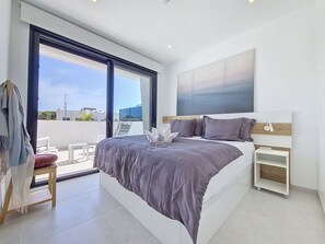 3 habitaciones, tabla de planchar con plancha y cuna de viaje