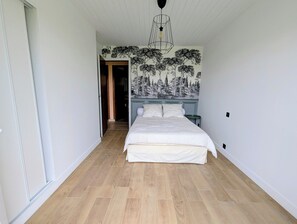 3 quartos, ferros/tábuas de passar roupa, berço de viagem, roupa de cama
