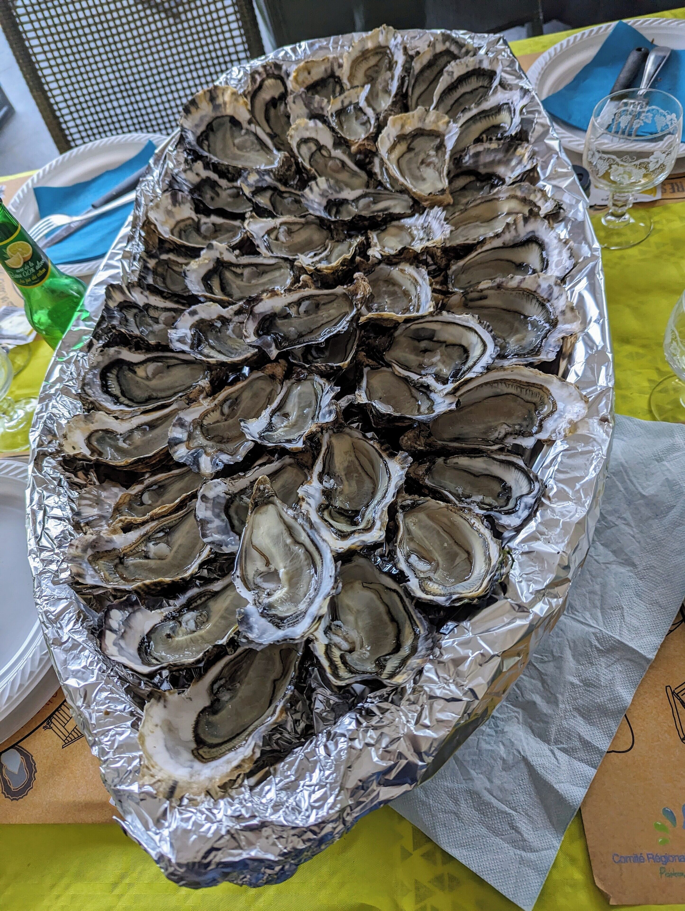 Una bandeja de ostras sobre una mesa.