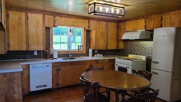 Standard House, 2 Bedrooms, Non Smoking, Kitchen | Private kitchen | Fridge, microwave, oven, stovetop