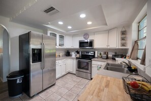 冰箱、微波炉、烤箱、炉灶