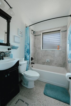 Shower, hair dryer, towels - Tropical home by seaside, 5 minutes from beaches. (Venice)