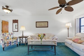 Smart TV, DVD player, books, printers - A private residence- backyard with a pool. (Venice)