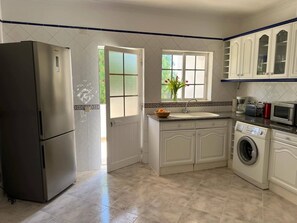 Private kitchen - Caravel apartment in the picturesque village of Burgau - 5 min from the beach (Burgau)