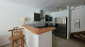 Réfrigérateur, plaque de cuisson, lave-vaisselle, cafetiÚre/bouilloire