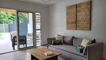 Una televisión, libros