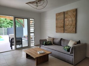 TV, books - Villa de Charme Avec Piscine 1 Minute d une Superbe Plage (Sainte-Luce)