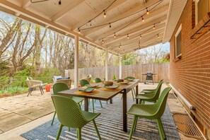 Al fresco dining area for 8 with beautiful table setup - Family Friendly, Quiet Neighborhood, Game Room, Fenced in Backyard with Grill (Arvada)