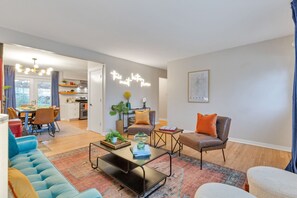 スマートテレビ、テーブルサッカー台、書庫