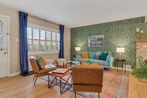 スマートテレビ、テーブルサッカー台、書庫