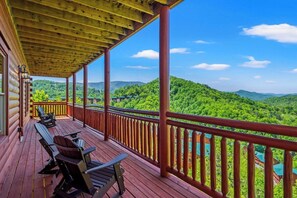 Property grounds - Smoky Mtn Cabin with Pool, Theater, Game Rm and 6 Suites - Sleeps 20 (Sevierville)