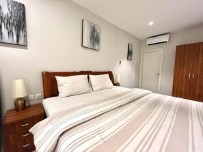 1 bedroom, WiFi, bed sheets - Luxury Apartment with Amazing Pool view 3mins walk to the Beach, Restaurant (Serrekunda)