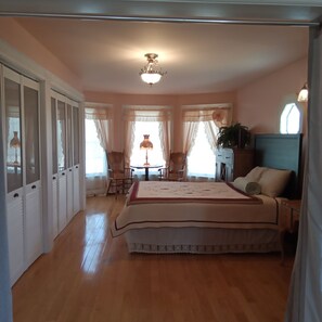 7 bedrooms, desk, free WiFi, bed sheets