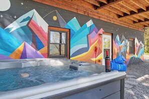 Outdoor spa tub - Hot tub, table tennis, arcade games, fire pit. (Waynesville)
