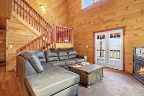 Smart TV, chimenea y oficina