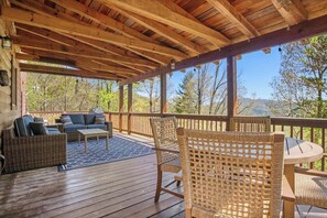 Outdoor dining - Hot tub, table tennis, arcade games, fire pit. (Waynesville)