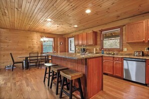 Fridge, microwave, oven, stovetop - Hot tub, table tennis, arcade games, fire pit. (Waynesville)