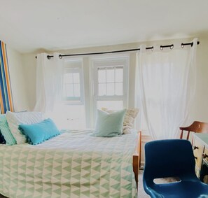 3 bedrooms, desk, WiFi, bed sheets - Welcoming, Boho Chic, cozy, well-situated. Walk to the stadium, coffee & bars. (Ann Arbor)