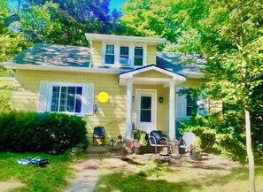 Exterior - Welcoming, Boho Chic, cozy, well-situated. Walk to the stadium, coffee & bars. (Ann Arbor)