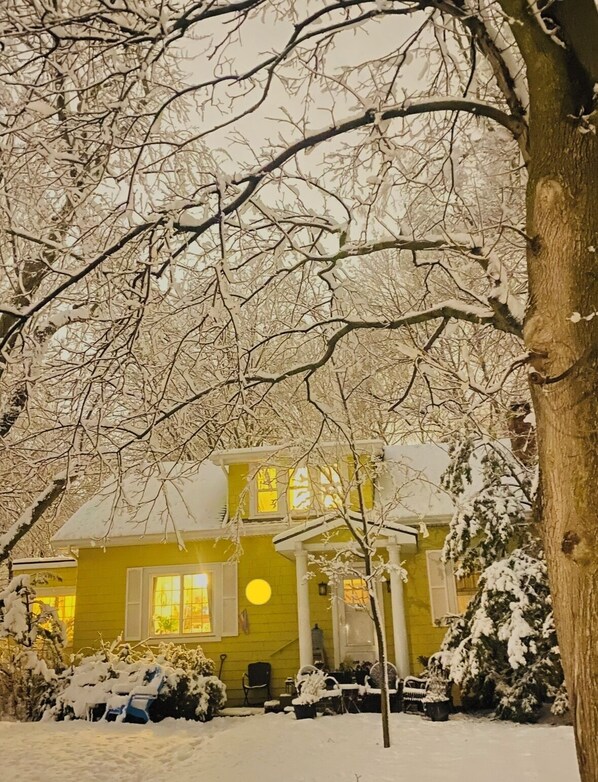 Exterior - Welcoming, Boho Chic, cozy, well-situated. Walk to the stadium, coffee & bars. (Ann Arbor)