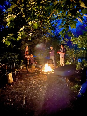 Property grounds - Welcoming, Boho Chic, cozy, well-situated. Walk to the stadium, coffee & bars. (Ann Arbor)