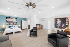 1 bedroom, desk, iron/ironing board, free WiFi - Spacious Suite at New Yorker Hotel - Pool, Free Parking, WiFi and Coffee! (Miami)