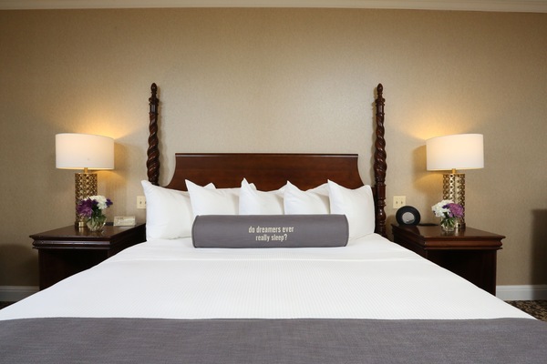 Luxury King - Unit with comfortable bed