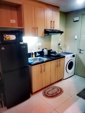 Fridge, microwave, stovetop, electric kettle - Affordable & Cozy Studio - Salcedo Square, Salcedo Village, Makati City (Makati)