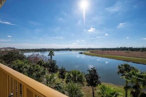 Property grounds - Vista Cay Lakeview Getaway. Walk to Epic Universe and the OCCC (Orlando)