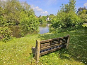 Property grounds - Queen Anne Cottage (Guildford)