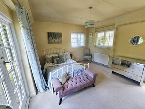 5 bedrooms, desk, iron/ironing board, WiFi