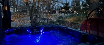 Villa Vesta-Newly renovated and furnished, Pet friendly, hot tub Lake Retreat