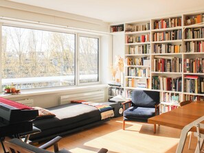 Interior - Spacious cocoon with a terrace view on the canal  (Paris)