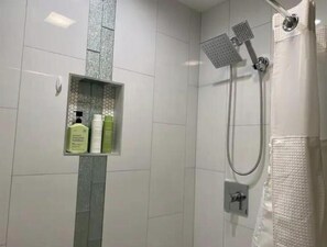 Dusche, Haartrockner, Handtücher, Seife